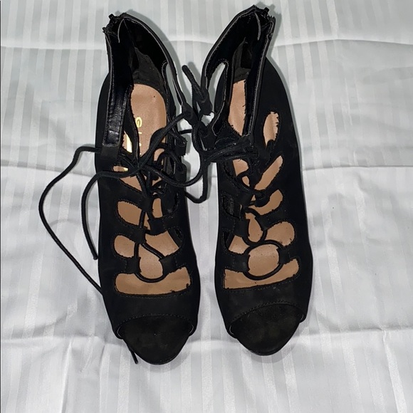 Black lack up heels - Picture 2 of 3